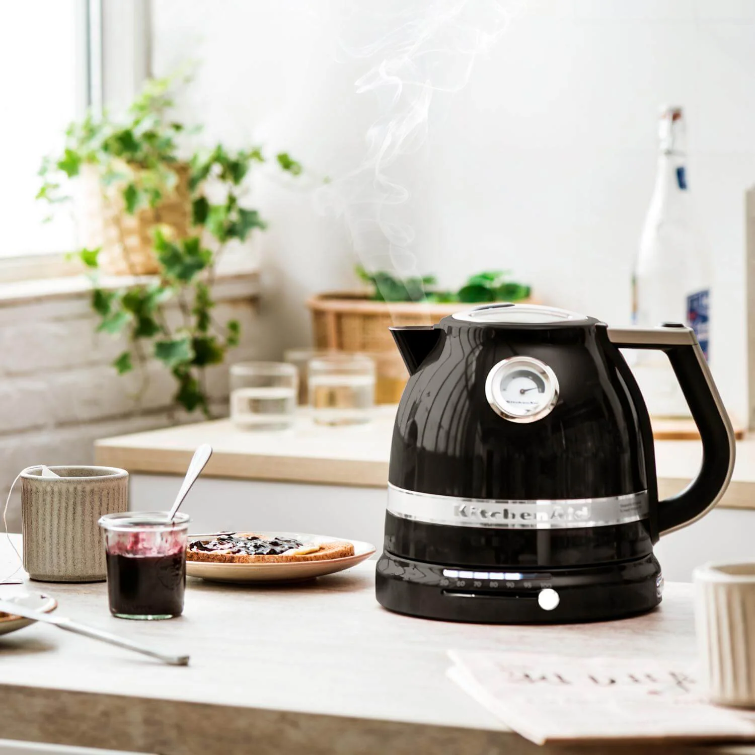 KitchenAid Artisan 5KEK1522BOB 1.5 Litre Kettle - Onyx Black - Image 6